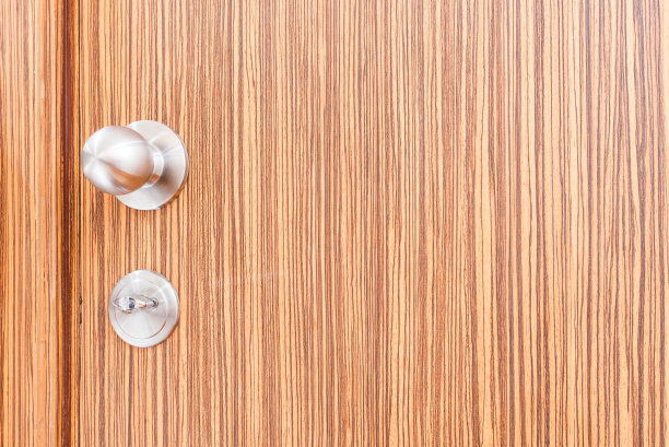 木门上的不锈钢门把手图片下载