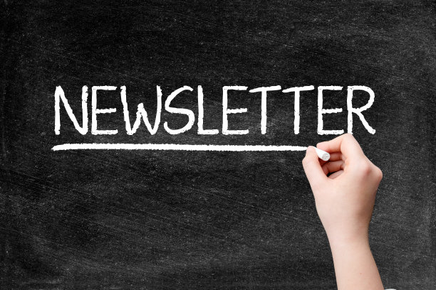 通讯在黑板上图片下载