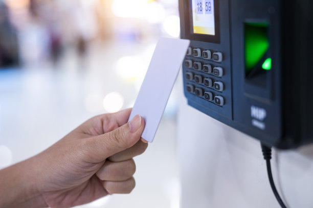 指纹和门卡扫描进入安全系统。图片下载