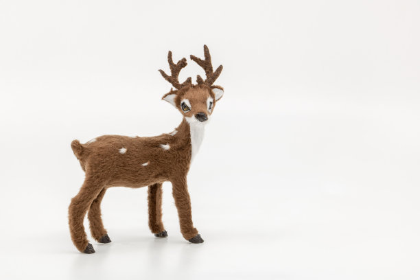 鹿饰品挂在圣诞树上或为冬季装饰的白色背景图片下载