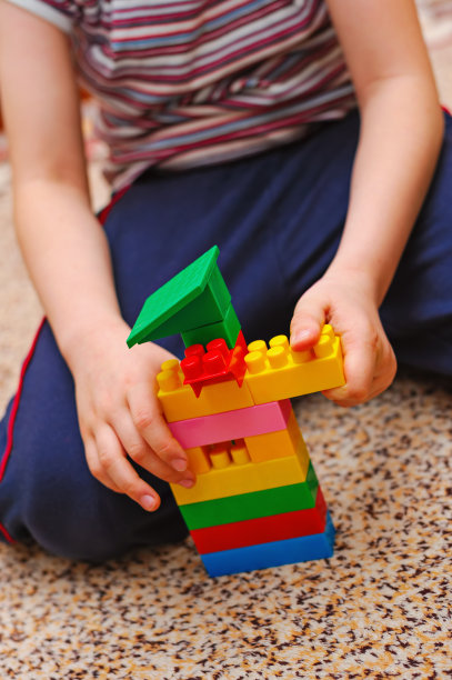 孩子在建筑中玩耍图片下载