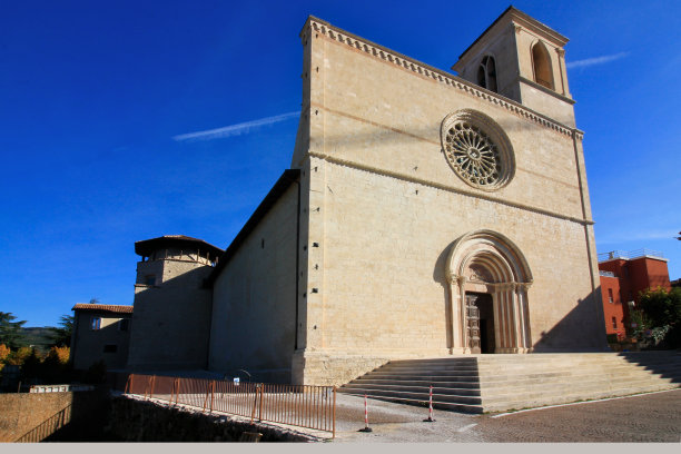 拉奎拉的新年除夕教堂图片下载