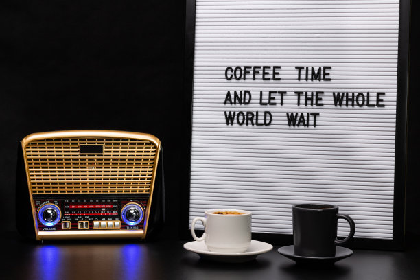 咖啡杯，收音机和有题字的字母板。图片下载