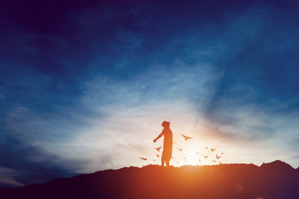 剪影的团队领导，团队合作和团队合作和愉快的剪影概念图片下载