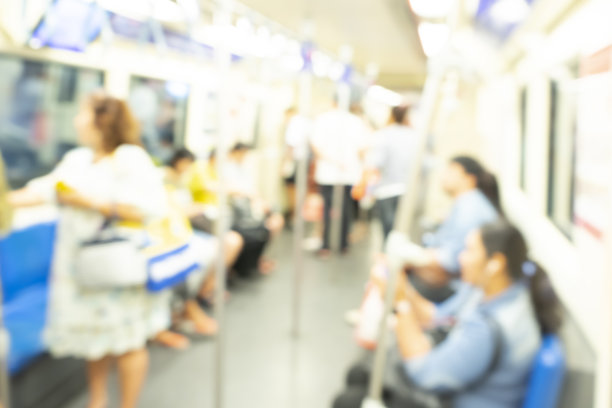 模糊抽象的背景，人们在地铁列车，交通概念图片下载
