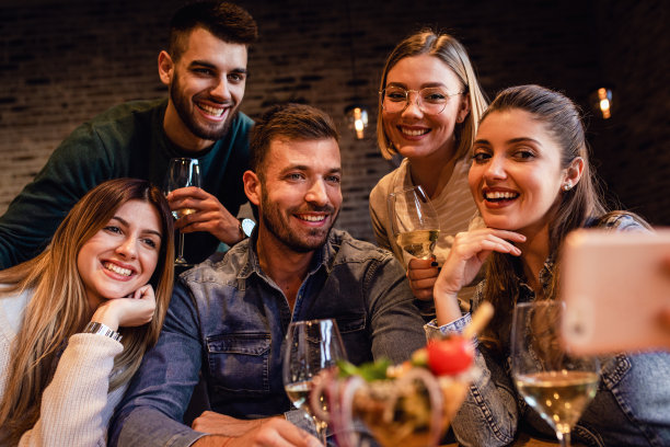 一群年轻的朋友在餐馆里玩。图片下载