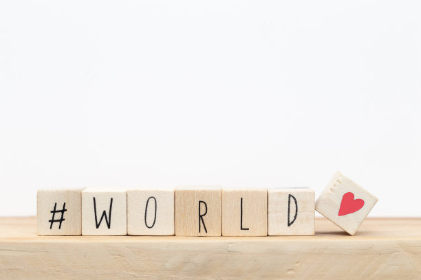 带有标签和世界(World)这个词的木制立方体，这是一个白色背景附近的社交媒体概念图片下载