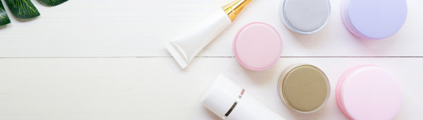 化妆品和皮肤护理产品和绿叶在白色的木桌上，美容与治疗霜和保湿在木桌上，健康和健康的概念，俯视图，横幅网站。图片下载