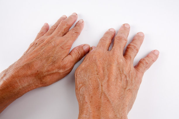 一对白种人的手，中年男性孤立的对抗白种人图片下载