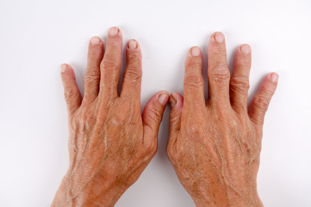 一对白种人的手，中年男性孤立的对抗白种人图片下载