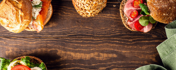 什锦三明治放在木桌上图片下载