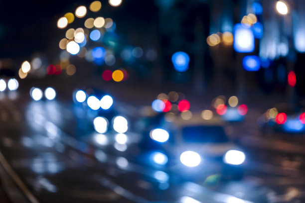 模糊的车灯和夜晚街道上五颜六色的照明图片下载