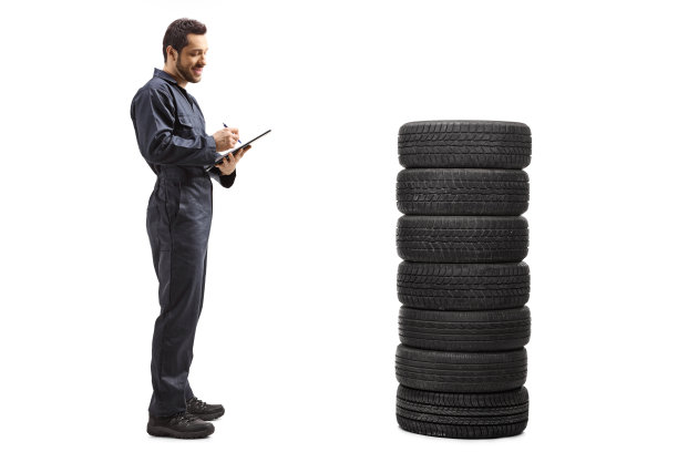 汽车技工在一个统一的文件上写一个剪贴板和一堆轮胎图片下载