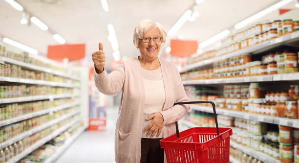 在超市里提着购物篮的老妇人图片下载