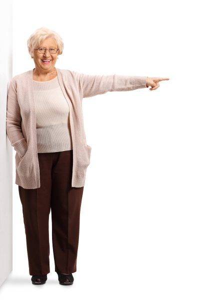 一位老妇人靠在墙上，指着一边图片下载