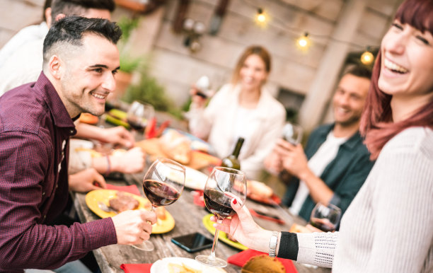幸福的夫妇与朋友在屋顶派对上敬酒-年轻的男人与美丽的女人喝酒-友谊的概念与千禧一起有乐趣-温暖明亮的滤镜与焦点在玻璃上图片下载