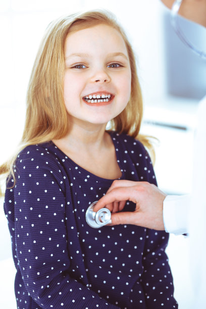 医生用听诊器检查儿童病人。可爱的女婴在医生的预约。医学概念。健美的照片图片下载