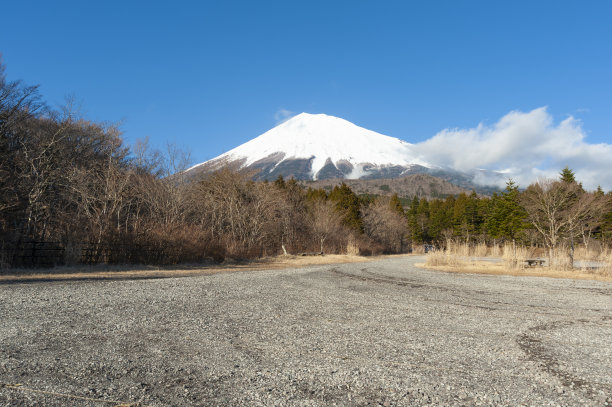 美丽的富士山白雪覆盖在冬天的白云和蓝天。摄于日本静冈县藤宫市久仓市西铃冢停车场。图片下载