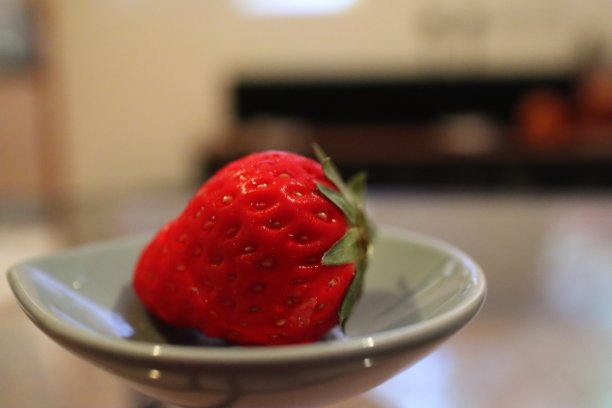 盘子里的草莓，新鲜多汁图片下载