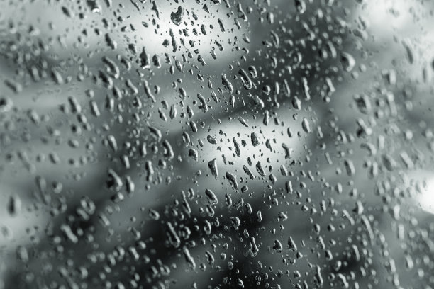 一辆车的窗户上有雨滴的照片。图片下载