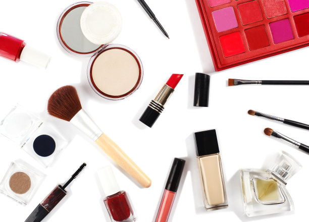 装饰化妆品和化妆刷在粉红色的背景。前视图。图片下载