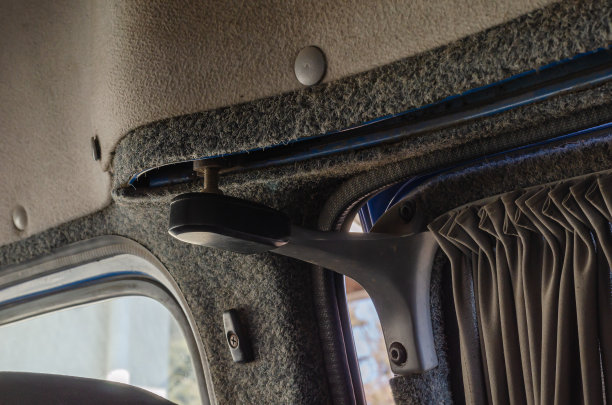 在一辆商务车里。半开侧门图片下载