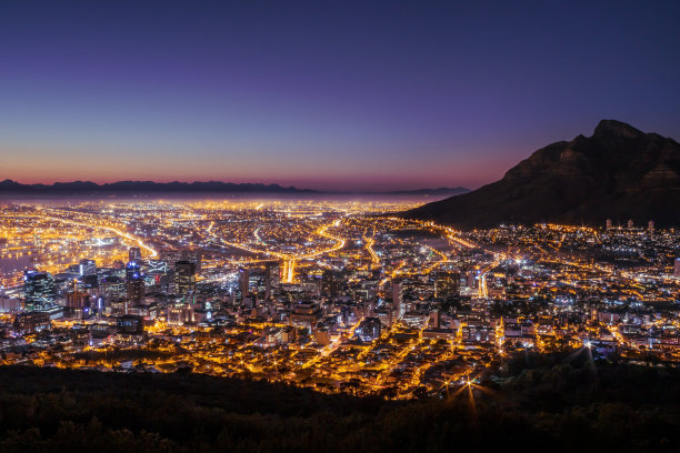 桌山和开普敦市在一个美丽的早晨日出，开普敦，南非图片下载