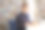 一个穿着格子衬衫的女学生坐在图书馆里翻看一本书。年轻女子来到图书馆准备大学考试。戴眼镜的女孩看书素材图片