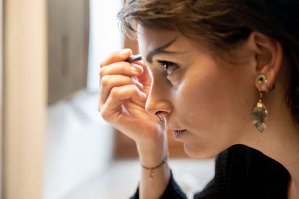年轻女人画她的舞台化妆眉毛-股票照片图片下载