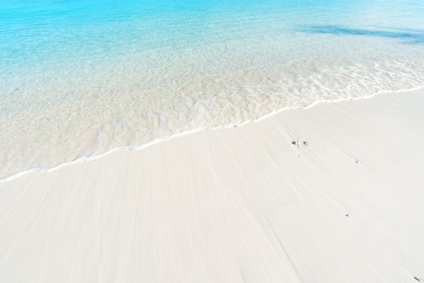 沙滩上碧绿的海浪图片下载