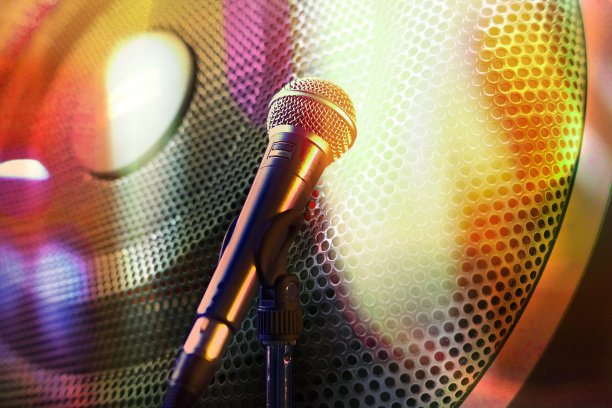 麦克风放在扬声器格栅前面图片下载
