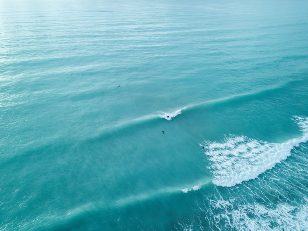 冲浪者从上面抓住了一个波浪图片下载