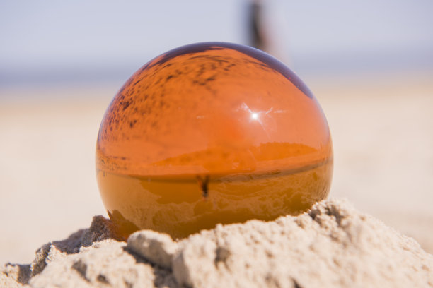 海滩上的玻璃球。阳光明媚的春天。图片下载