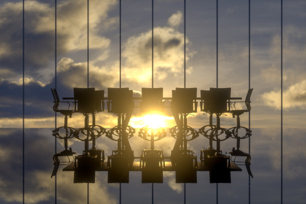 会议桌，椅子和天空图片下载