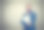 穿着商务装的男人拿着笔记本电脑，灰色的衣服看起来很严肃图片下载