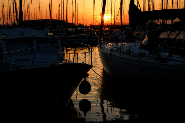 荷兰海港的帆船图片。图片下载