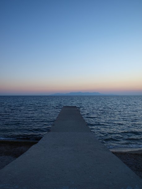 从一个通向大海的平台上看到的夜景。图片下载
