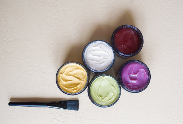 多色脱皮膏用刷子刷。特写镜头。图片下载