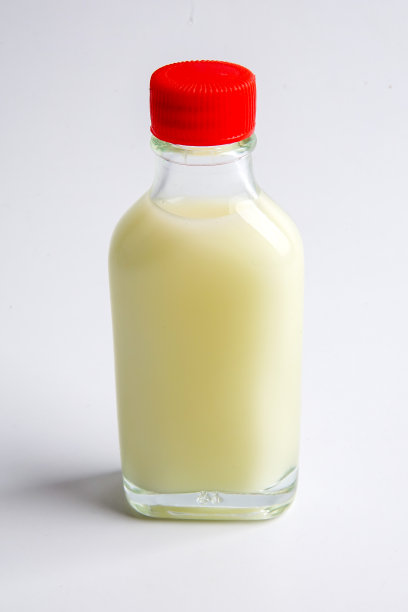 热按摩油用于男子孤立治疗白色。图片下载