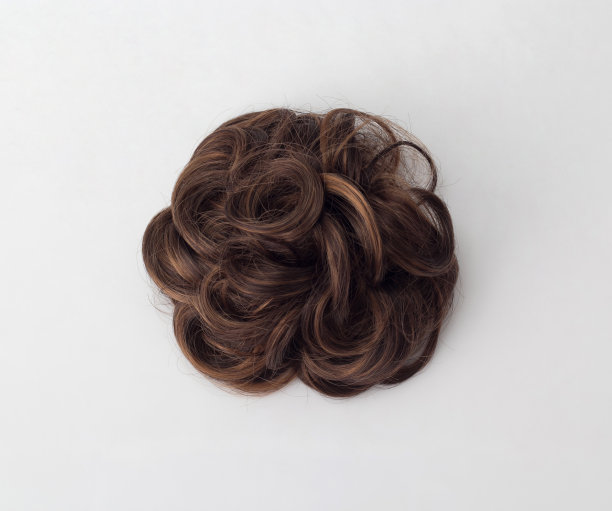 蓬乱的棕色头发，发夹状设计，孤立图片下载