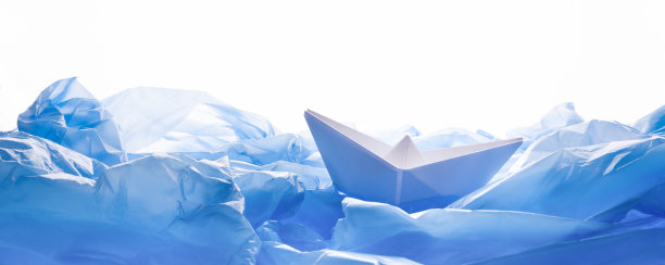 船在海浪中，用过的塑料袋盖过白色图片下载