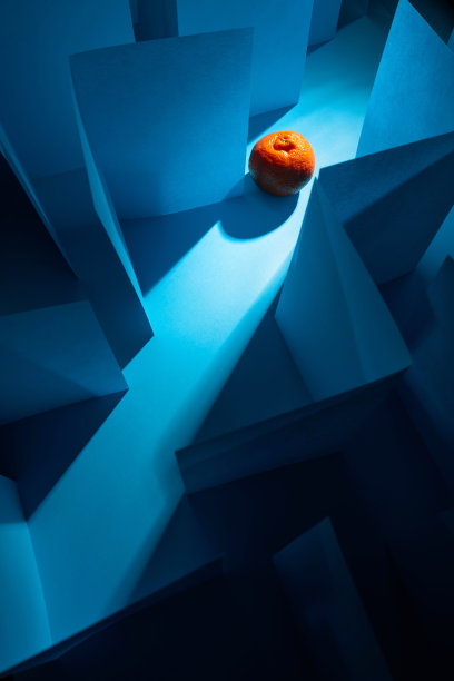 退出。橘子在纸迷宫里。官僚主义的主题概念。图片下载