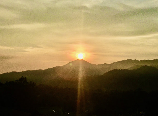 苏邦山的晨光图片下载