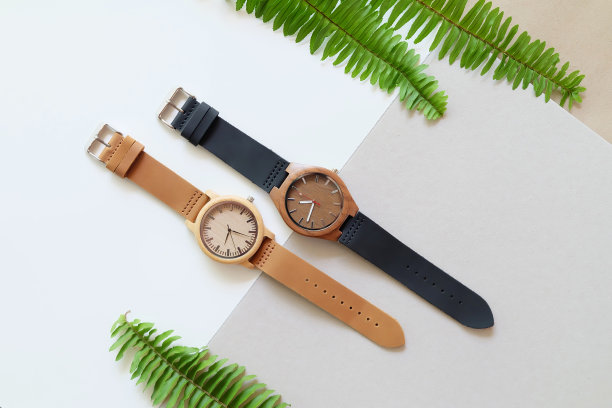 俯视图2木制手表在白色和棕色的背景。图片下载