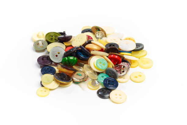 许多彩色的衣服纽扣在白色的背景上特写图片下载