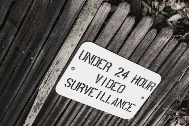 废弃青少年惩教所的旧监控录像标志图片下载