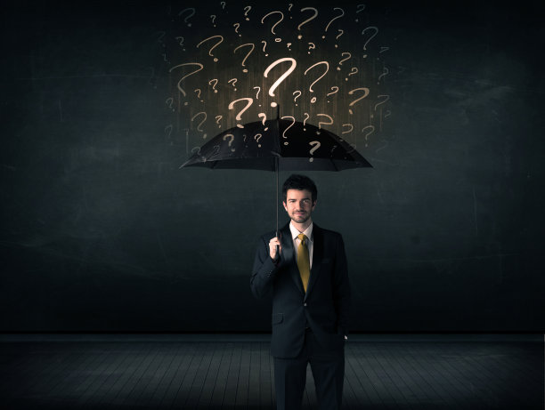 商人带着伞，画着很多问号图片下载