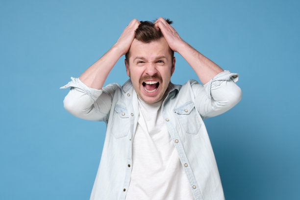 有胡子的人在牛仔衣服拿着双手在头上和大声尖叫绝望图片下载