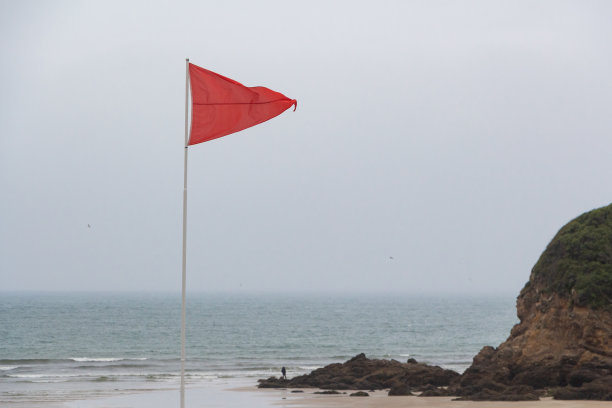 杜阿内斯里斯海滩的红旗图片下载