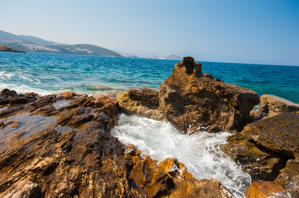 海边岩石中的水是狂暴的图片下载